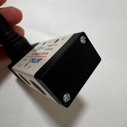 Airtac 4H230C-08: Hand Valve. Toggle Style - 4H230C08