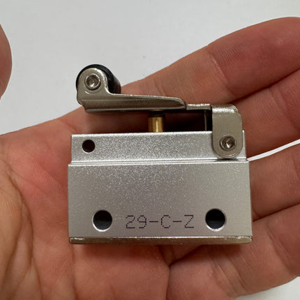 Airtac CM3R-06: Manual Valve. 3 Way - CM3R06