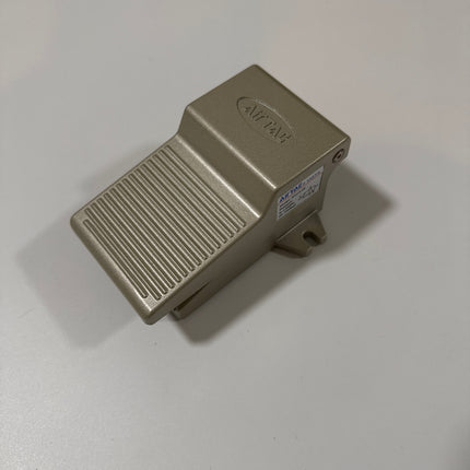 Airtac 3F210-08: Pneumatic Foot Pedal. 3 Way - 3F21008T