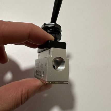 Airtac CM3Y-06: Manual Valve. 3 Way - CM3Y06